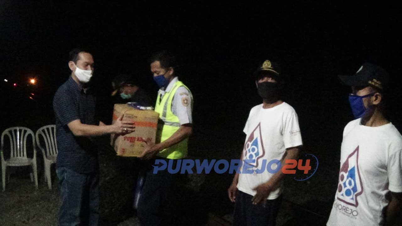 Wakil Ketua DPRD Purworejo, Yophie Prabowo dan Plt Kadinas Perhubungan Purworejo, Bambang GatotS eno Aji saat mengunjungi pos perlintasan kereta api Bagelen.