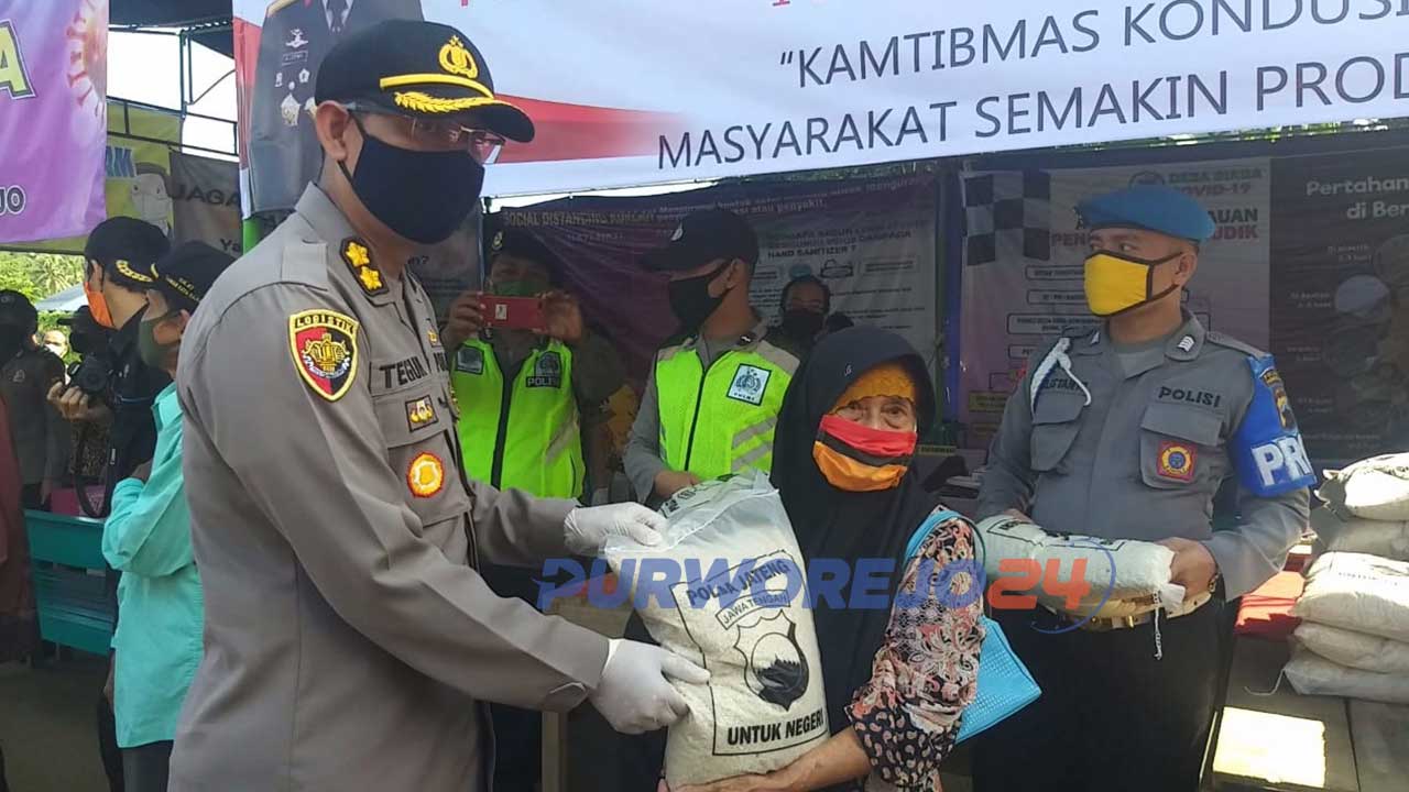 AKBP Teguh Tri Prasetya, Perwira Pengamat Wilayah Polda Jawa Tengahmeneyrahkan bantuan beras kepada warga terdampak Covid-19