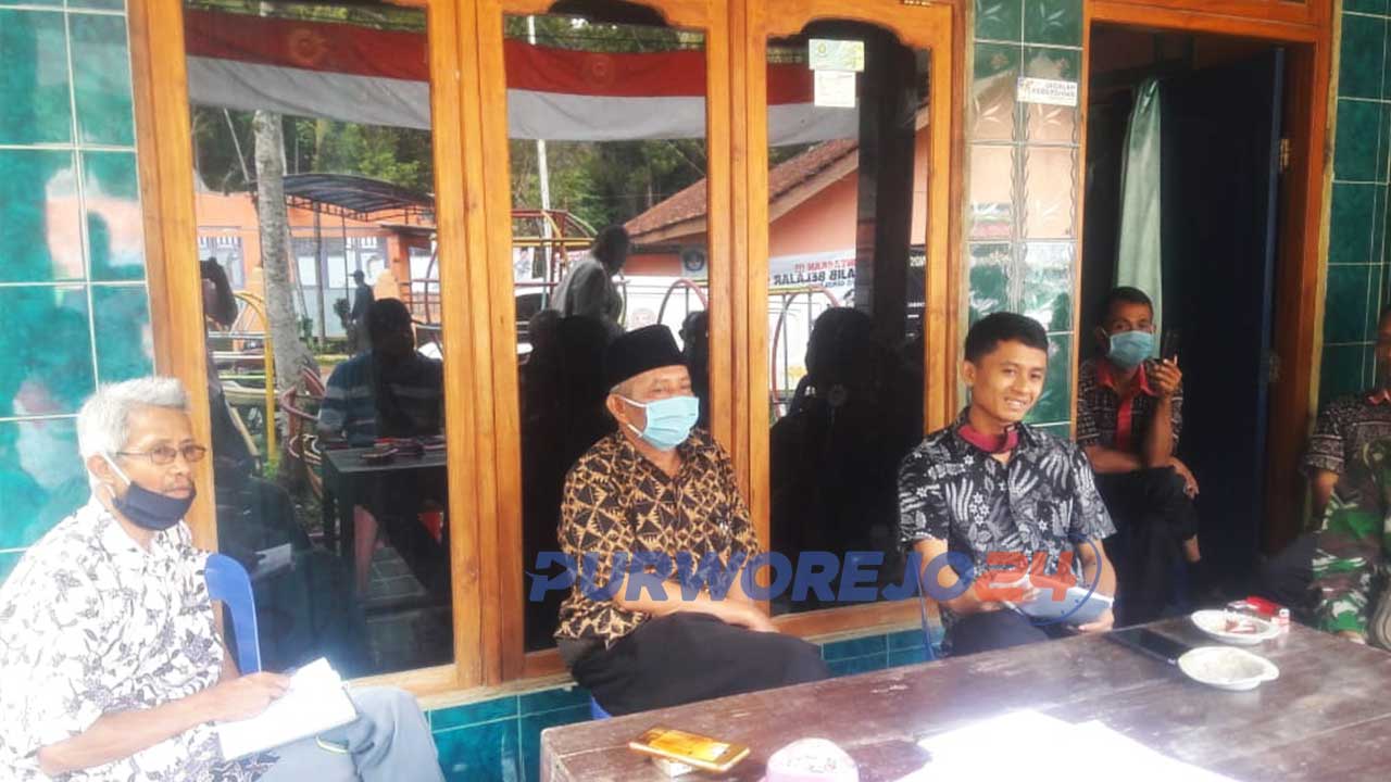 Belasan warga masyarakat Desa Wonosido Kecamatan Pituruh, Kabupaten Purworejo Jawa Tengah, mendatangi kantor desa setempat