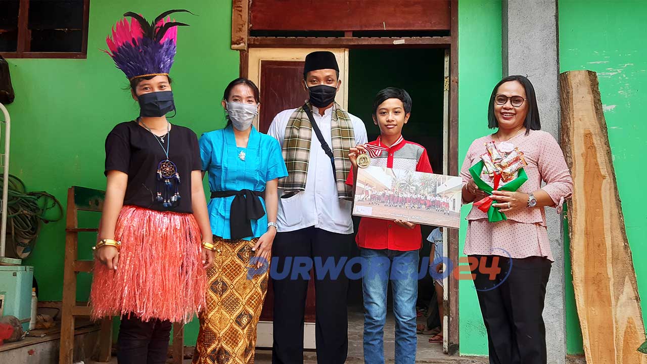 Guru SD Mutiara Ibu mendatangi satu persatu rumah siswa untuk menyerahkan berkas kelulusan.