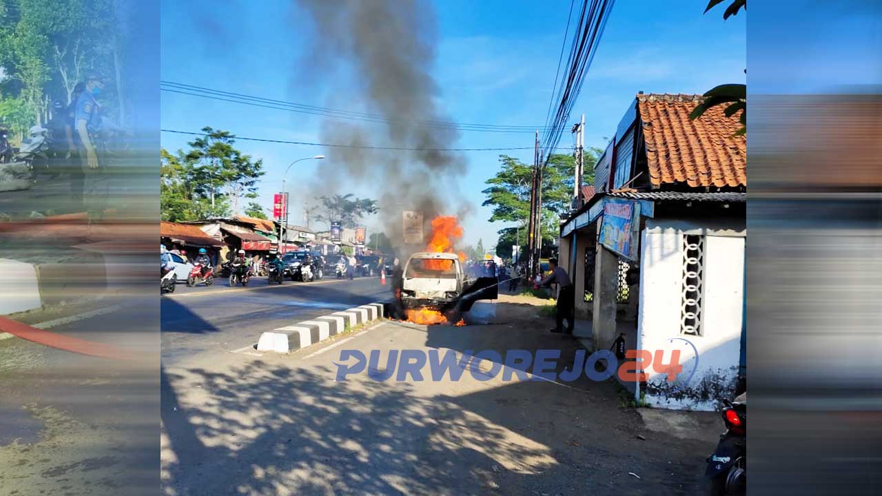 Mobil terbakar di utara lampu merah Terminal Purworejo.(23/6/2020)