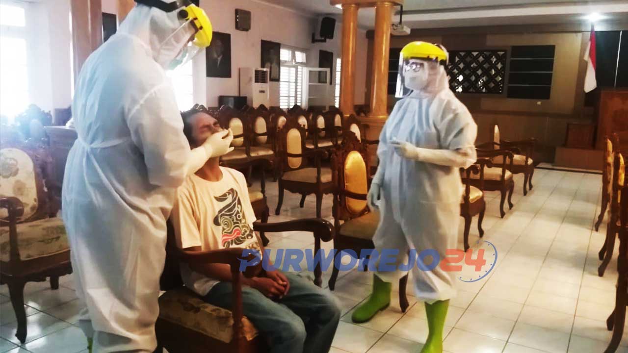 Pelaksanaan Swab Test Covid-19 di ruang Arahiwang, Komplek Setda Purworejo. (Dok))