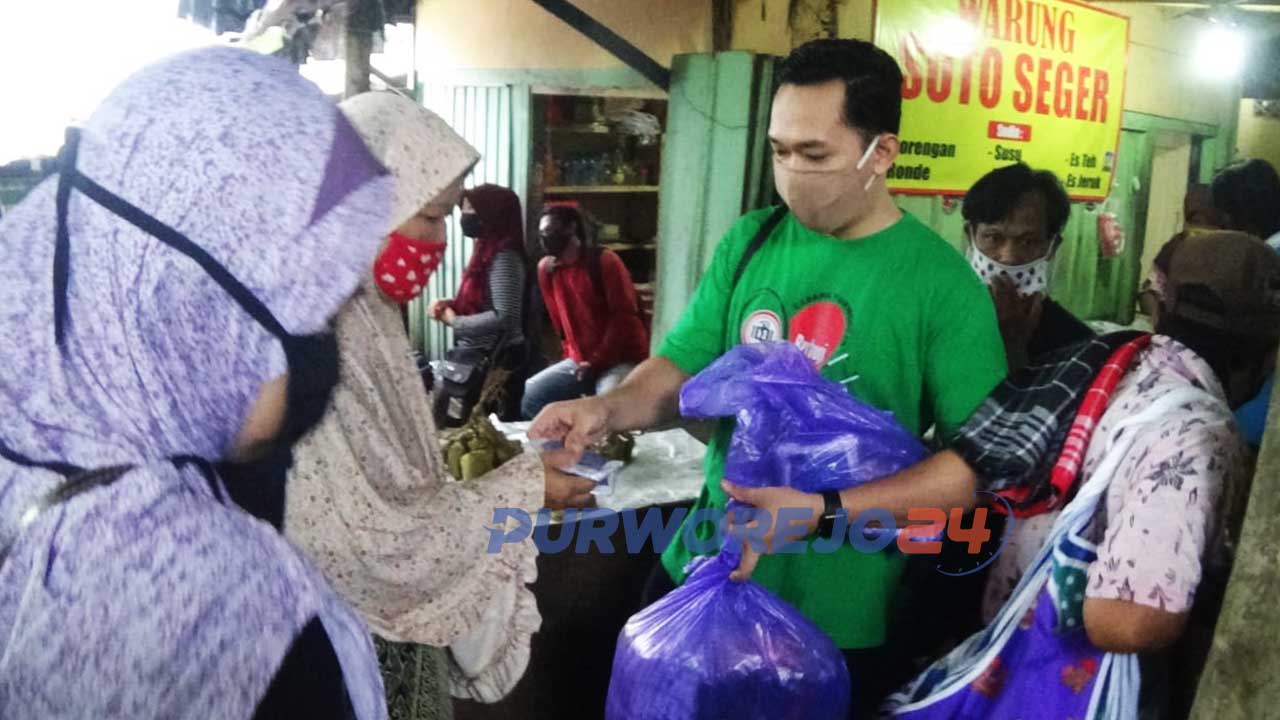 Pembagian masker di pasar Suronegaran