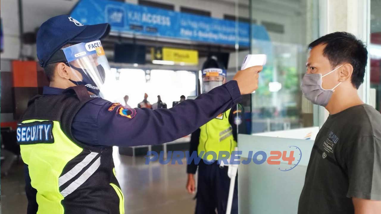 Petugas melakukan pengecekan suhu badan penumpang KA.