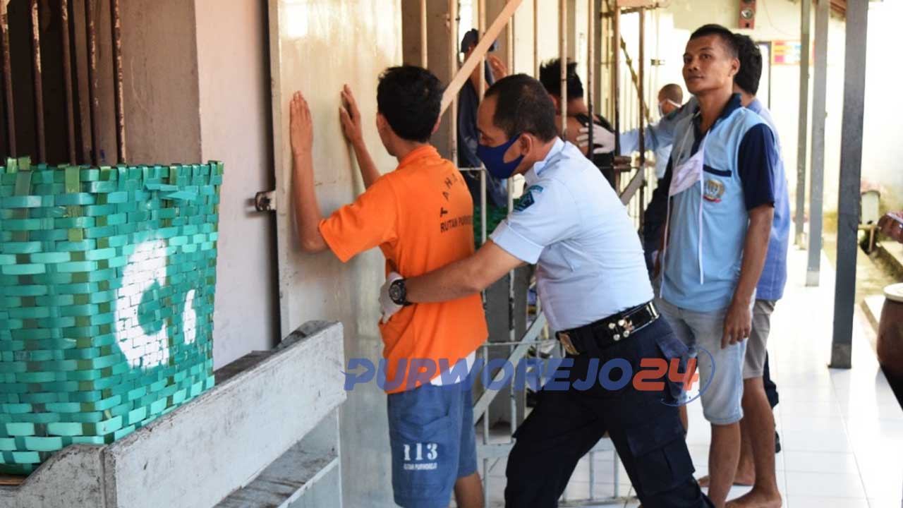 Petugas melakukan penggeledahan di ruang tahanan Rutan Purworejo.(10/6/2020)