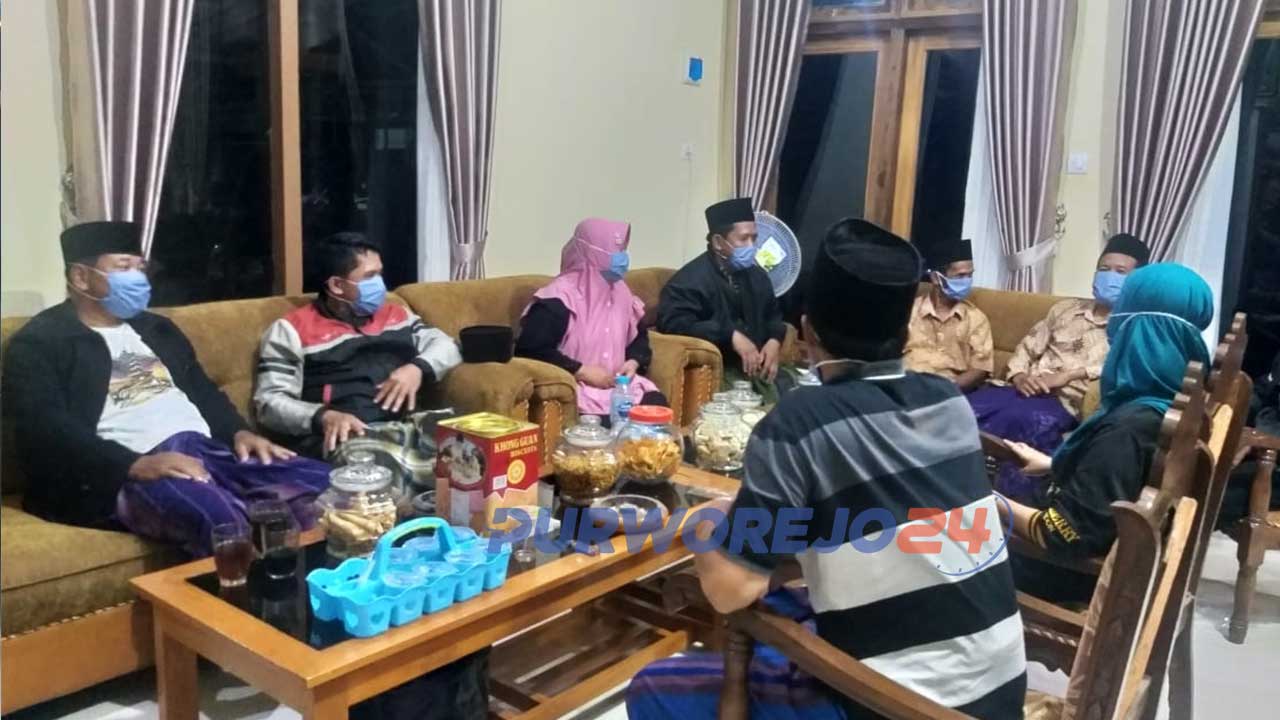 Rapat antara kepala Desa Banyuasin Kembaran dengan jajaran perangkat desa terkait informasi di media sosial atas dugaan adanya pemotongan Dana BLT