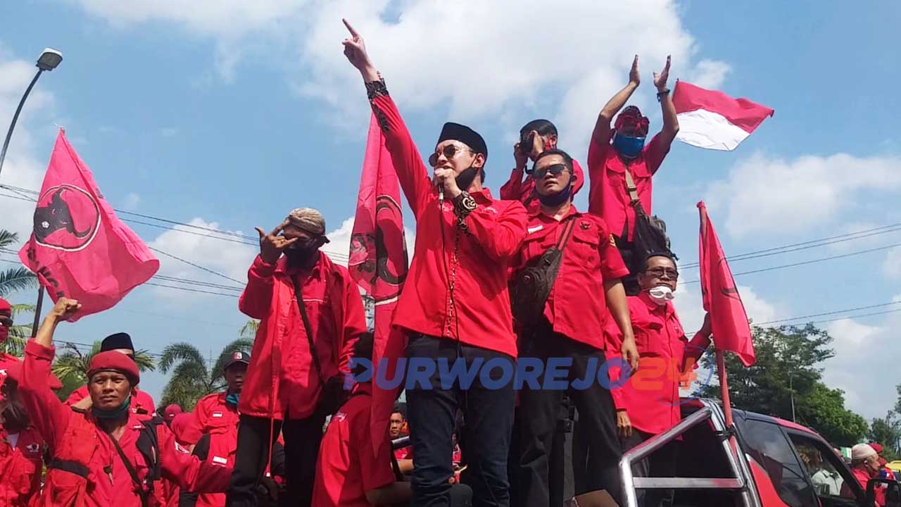 Ratusan kader PDIP datangi Polres Purworejo dukung Polri Usut tuntas aksi pembakaran bendera PDIP. (29/6/2020)