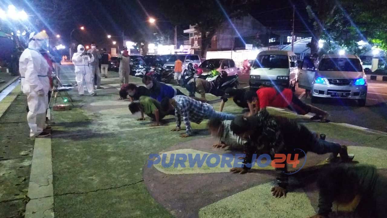 Ratusan pengunjung Alun-alun terjaring razia masker. (27/6/2020)