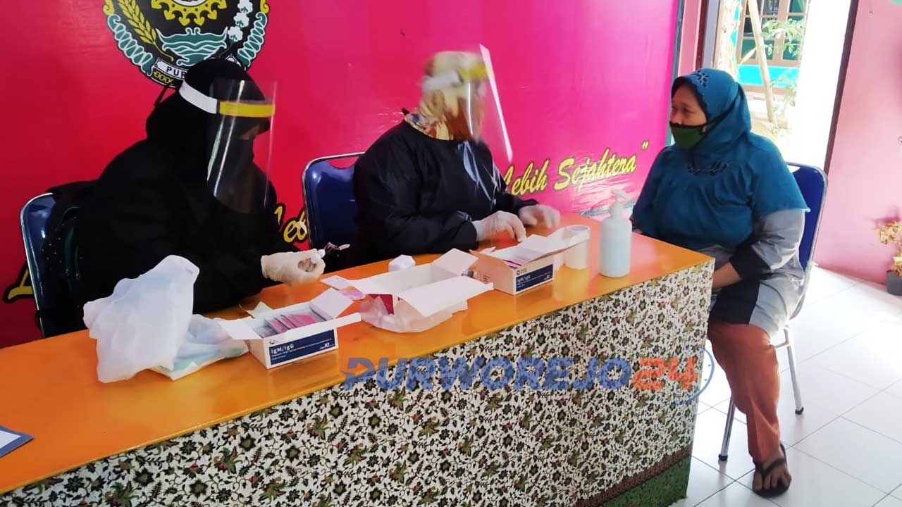 Sejumlah pedagang pasar tradisional di Desa Krandegan Kecamatan Bayan menjalani rapid test. (22/6/2020)