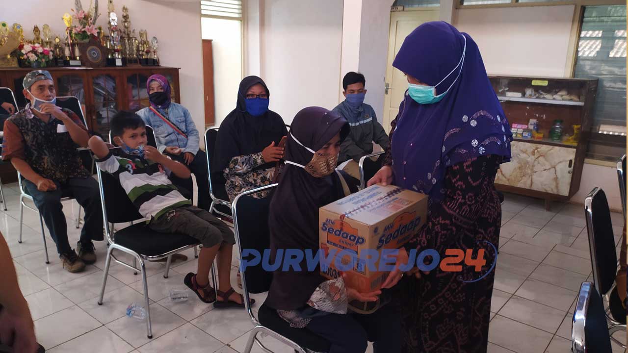 Wakil Bupati Purworjeo Yuli Hastuti saat memberikan bantuan logistik kepada warga berkebutuhan khusus di Gedung PKK Purworejo
