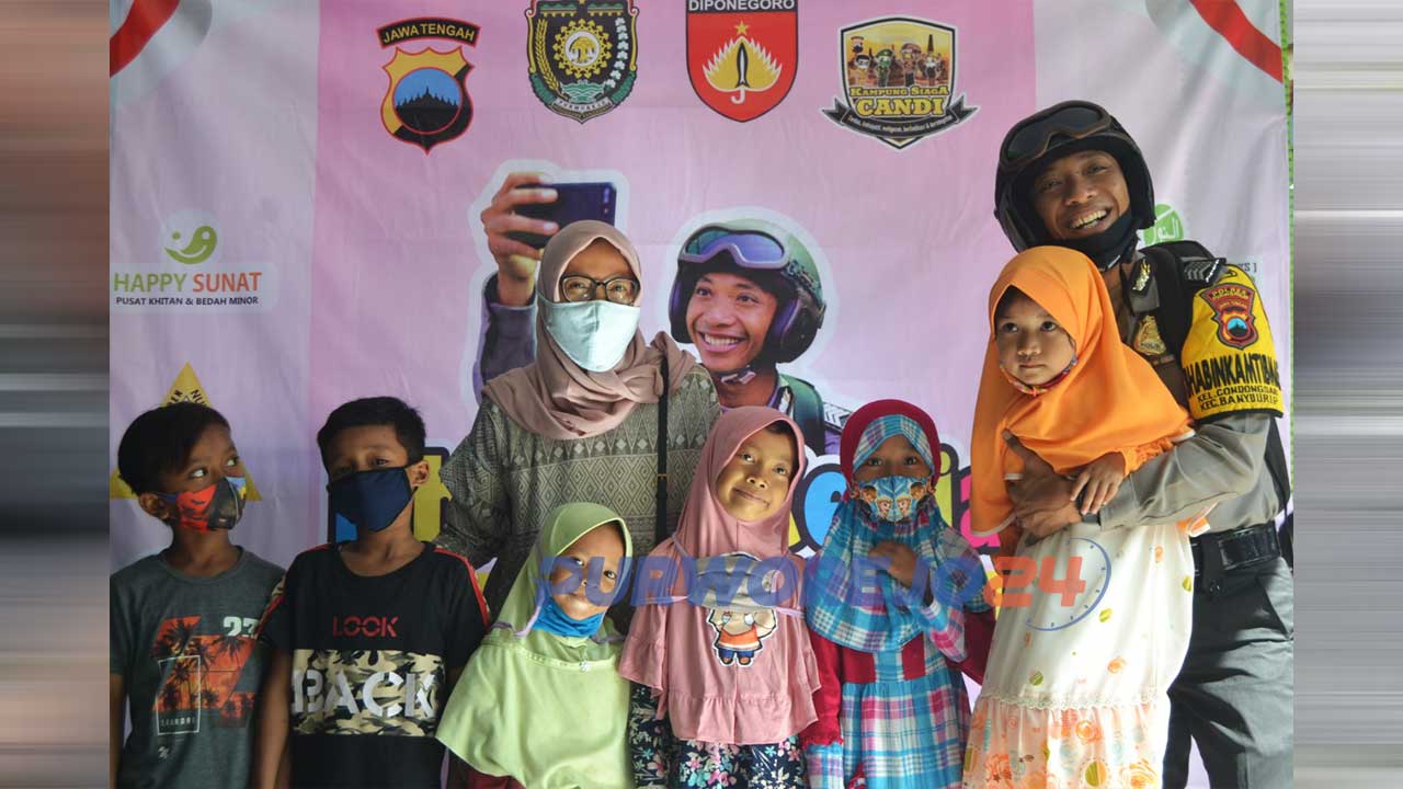 Anak-anak peserta kitan massal berfoto bersama pak Babhin dan istri.