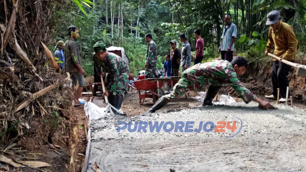 Anggota TNI sedang melakukan pekerjaan perbaikan jalan dalam (TMMD) Sengkuyung Tahap II Tahun 2020 di Desa Kaliwungu Kecamatan Bruno.