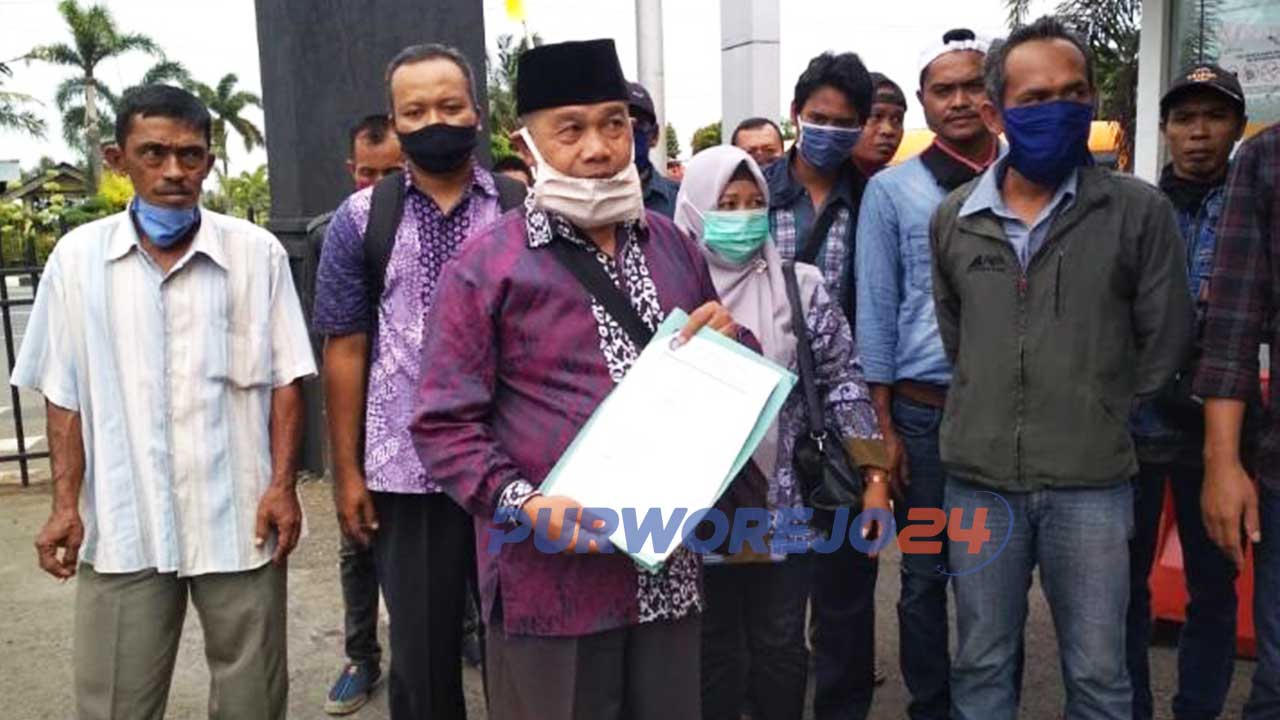 BPD dan sejumlah warga Desa Kedungpoh mendatangi Polres Purworejo untuk mengadu atas kejanggalan laporan pertanggung jawaban (LPJ) Desa tahun 2018.