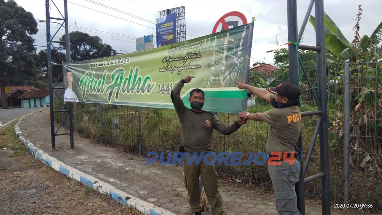 Foto petugas Satpol PP Purworejo di depan spanduk Bacalon Bupati.