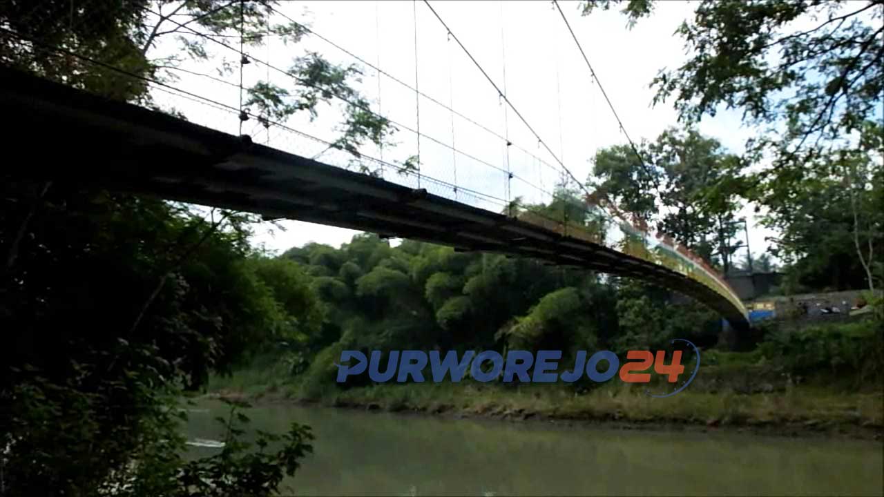 Jembatan gantung di Boro Wetan Purworejo