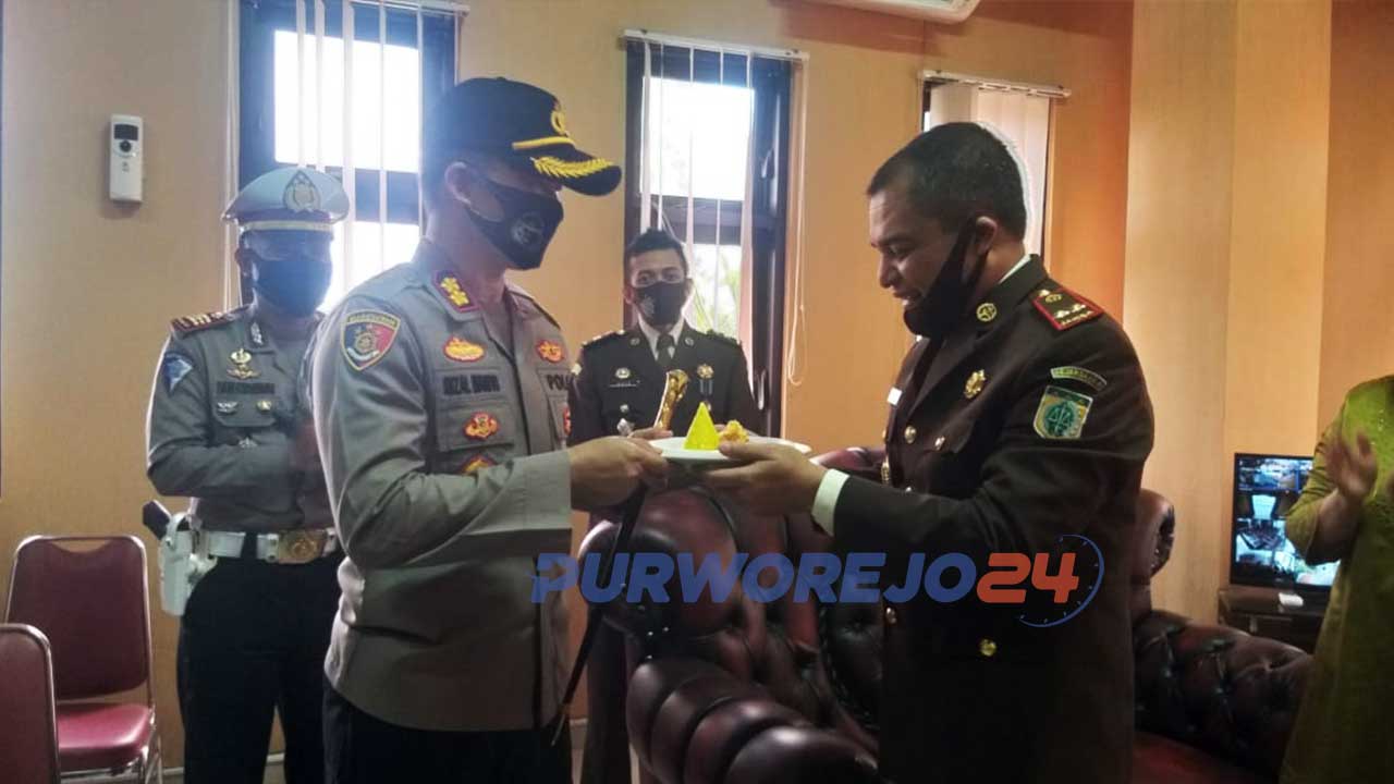 Kapolres Purworejo AKBP Rizal Marito memberi ucapan Selamat Hari Bhakti Adhyaksa ke-60 kepada Kajari Purworejo DB Susanto