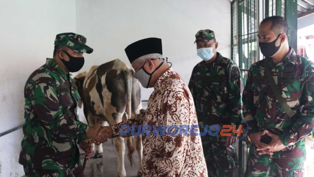 Komandan Kodim 0708 Purworejo, menyerahkan hewan kurban kepada panitia Masjid Agung Darul Mutaqin Purworejo, Kamis (30/07/2020)