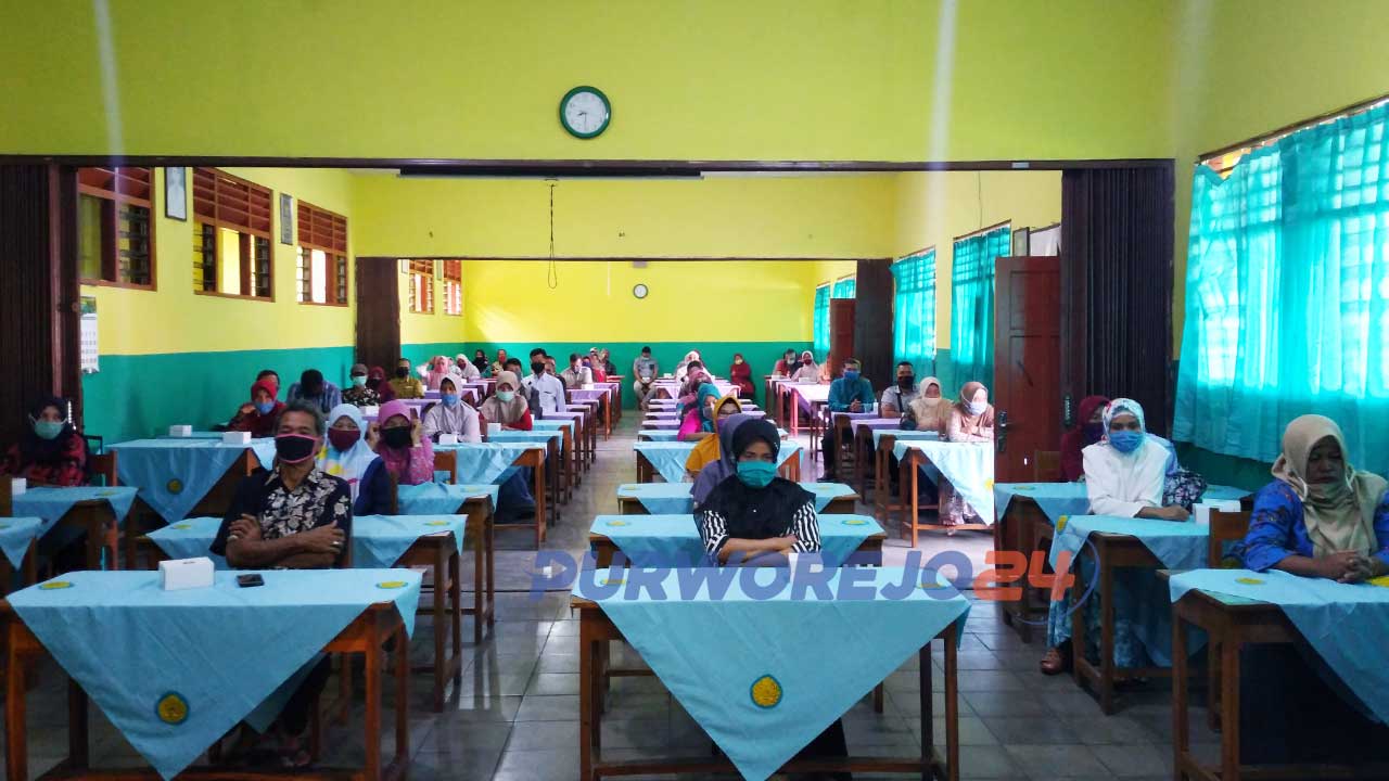 Orang tua siswa mengikuti Sosialisasi Biaya Berguru SMK TKM Teknik Purworejo Tahun Pelajaran 2020/2021