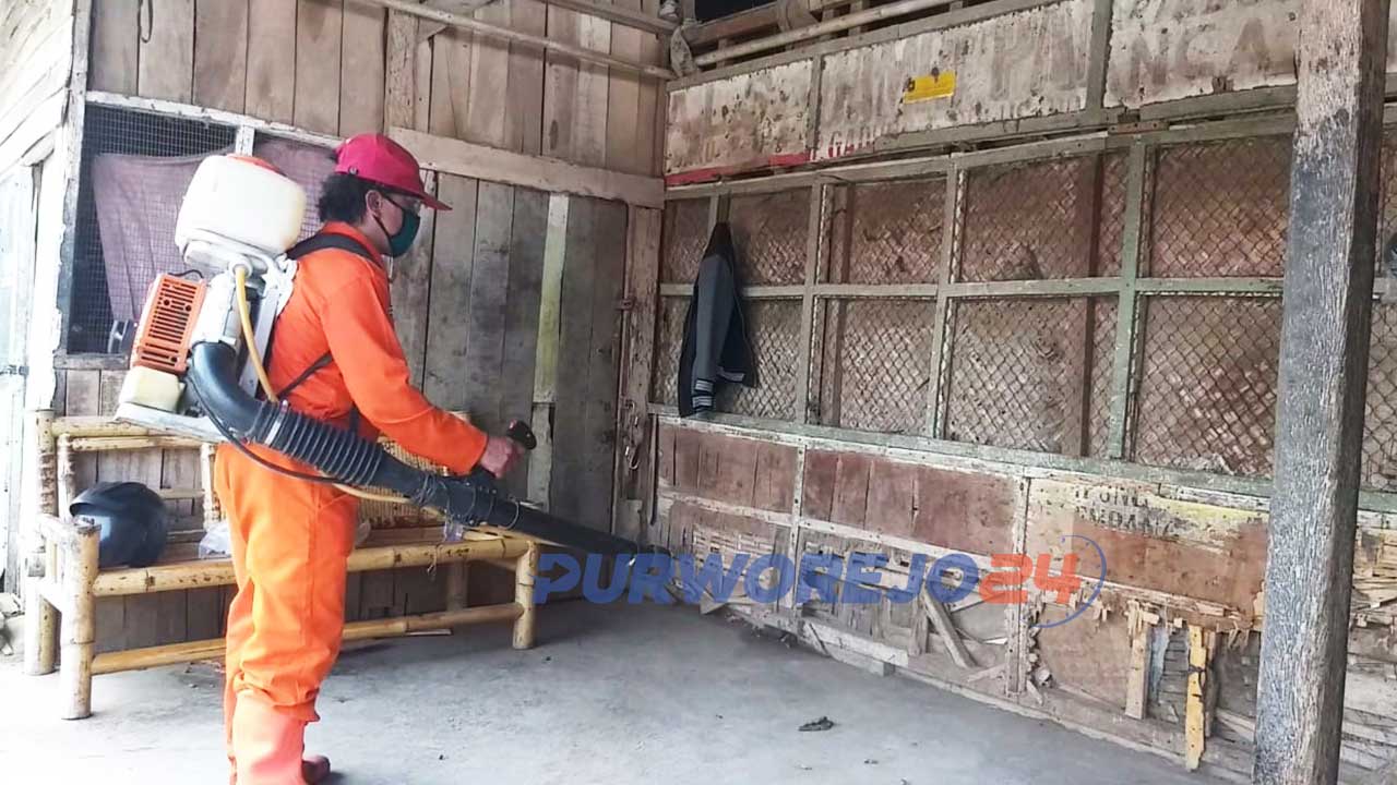 Pasar Suronegaran dilakukan penyemprotan disinfektan pasca diketahui ada pedagang yang positif Covid-19