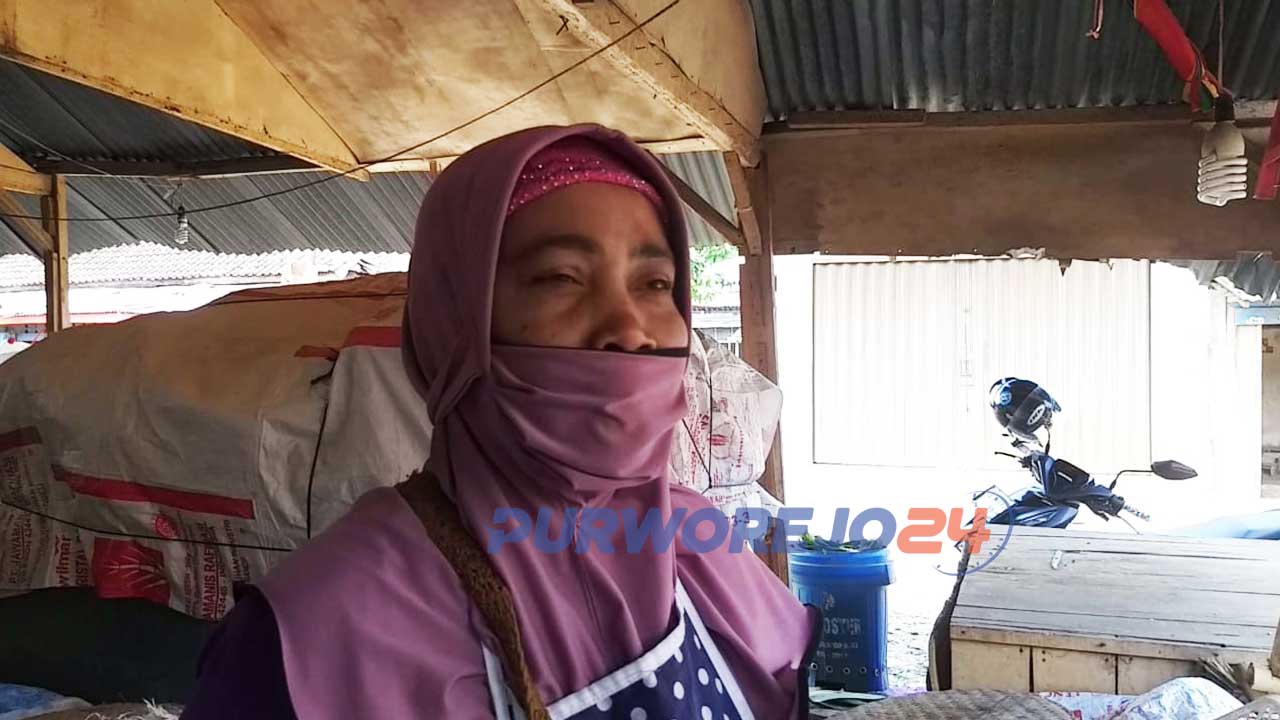 Pedagang Pasar Suronegaran Banting Harga untuk Habiskan Stok Barang