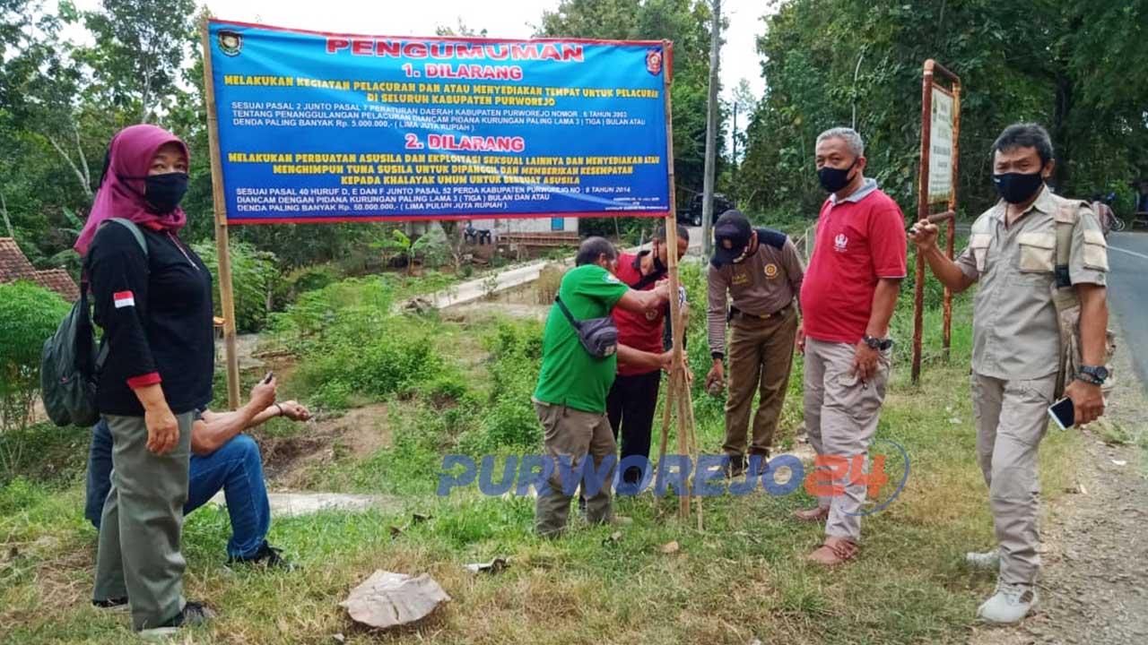 Pemasangan papan larangan prostitusi di area Gunung Tugel