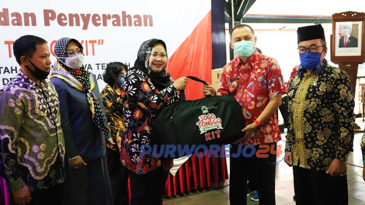 Penyerahan Bantuan Kit Jogo Tonggo secara simbolis dari Pemprov Jawa Tengah kepada Bupati Purworejo Agus Bastian