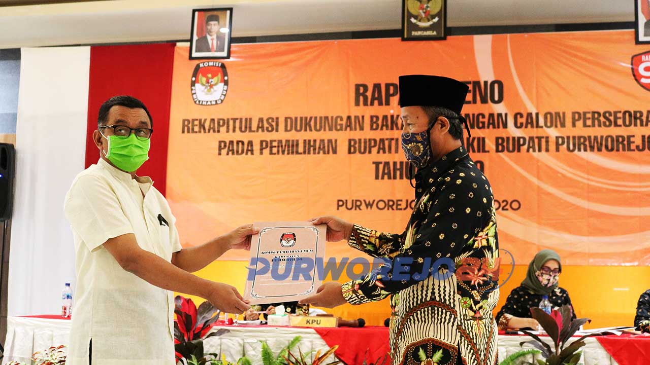 Penyerahan secara simbolis hasil Rapat Pleno Rekapitulasi Dukungan Bapaslon Perseorangan pada Pilkada Puworejo 2020