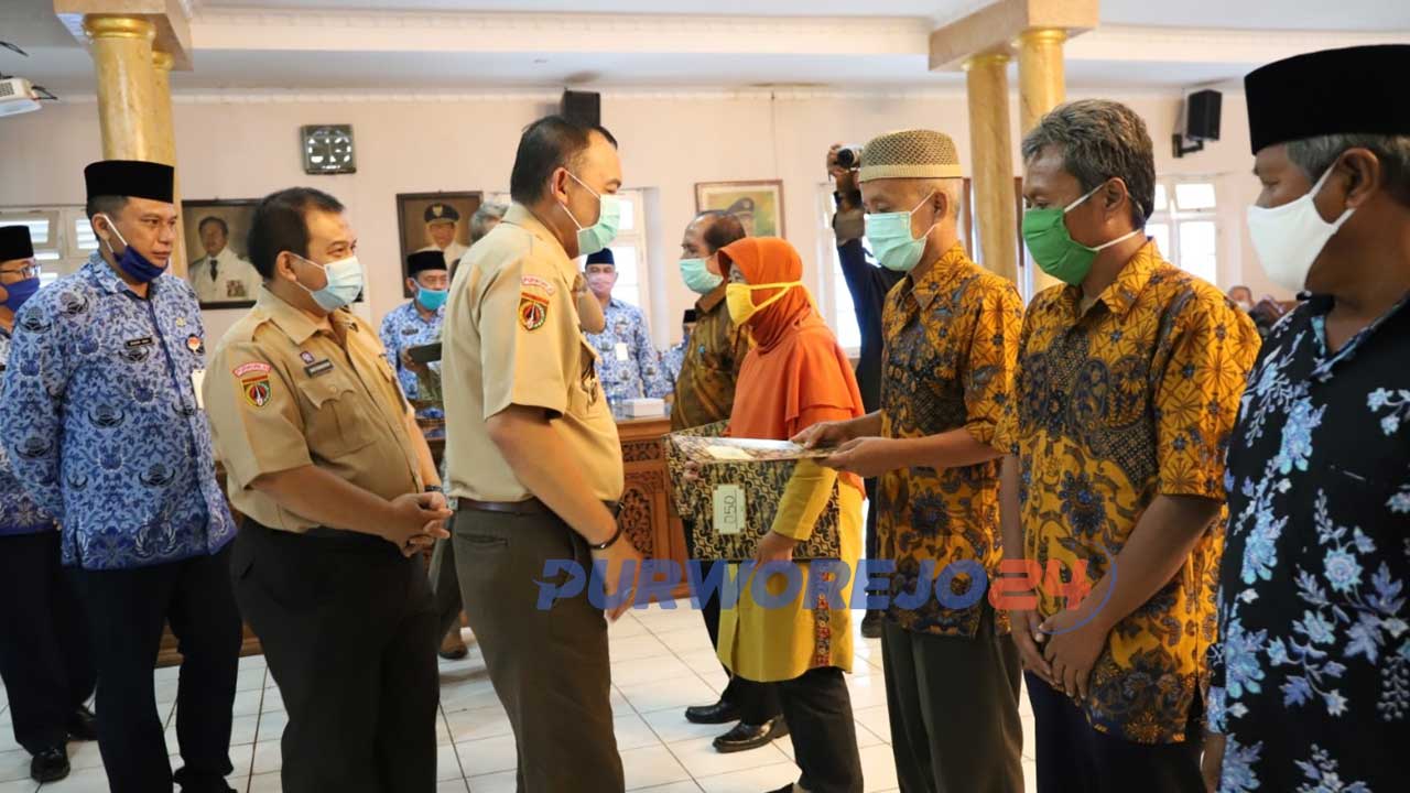 Penyerahan tali asih dari KORPRI kepada pensiunan