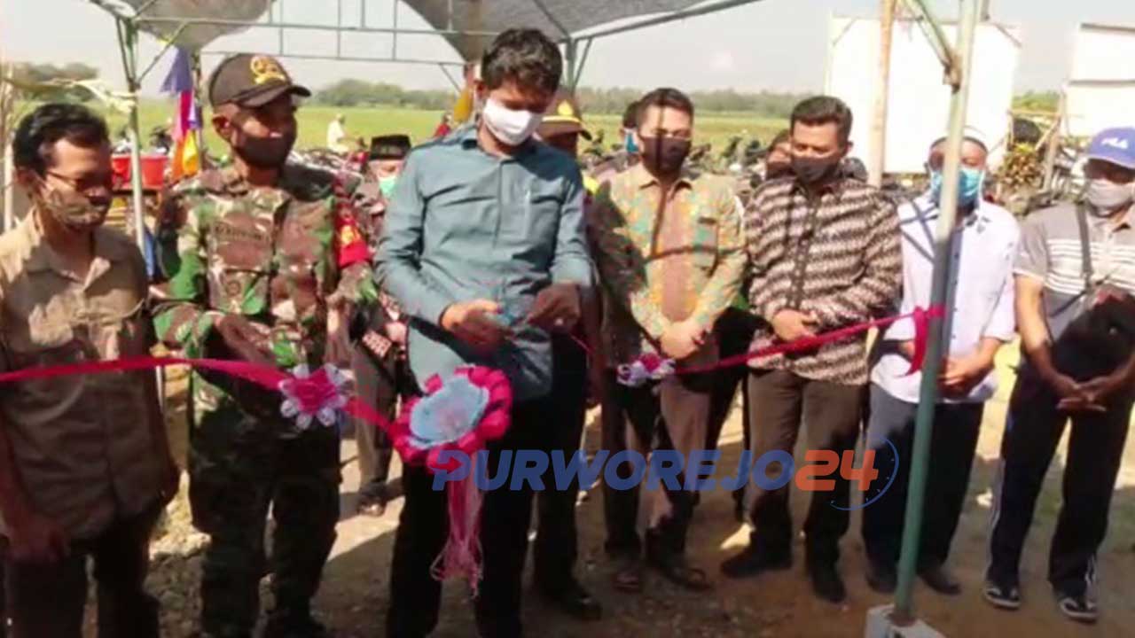 Peresmian BUMDes Megulung Kidul yang ditandai dengan pemotongan pita oleh Camat Pituruh. (19/7/2020)