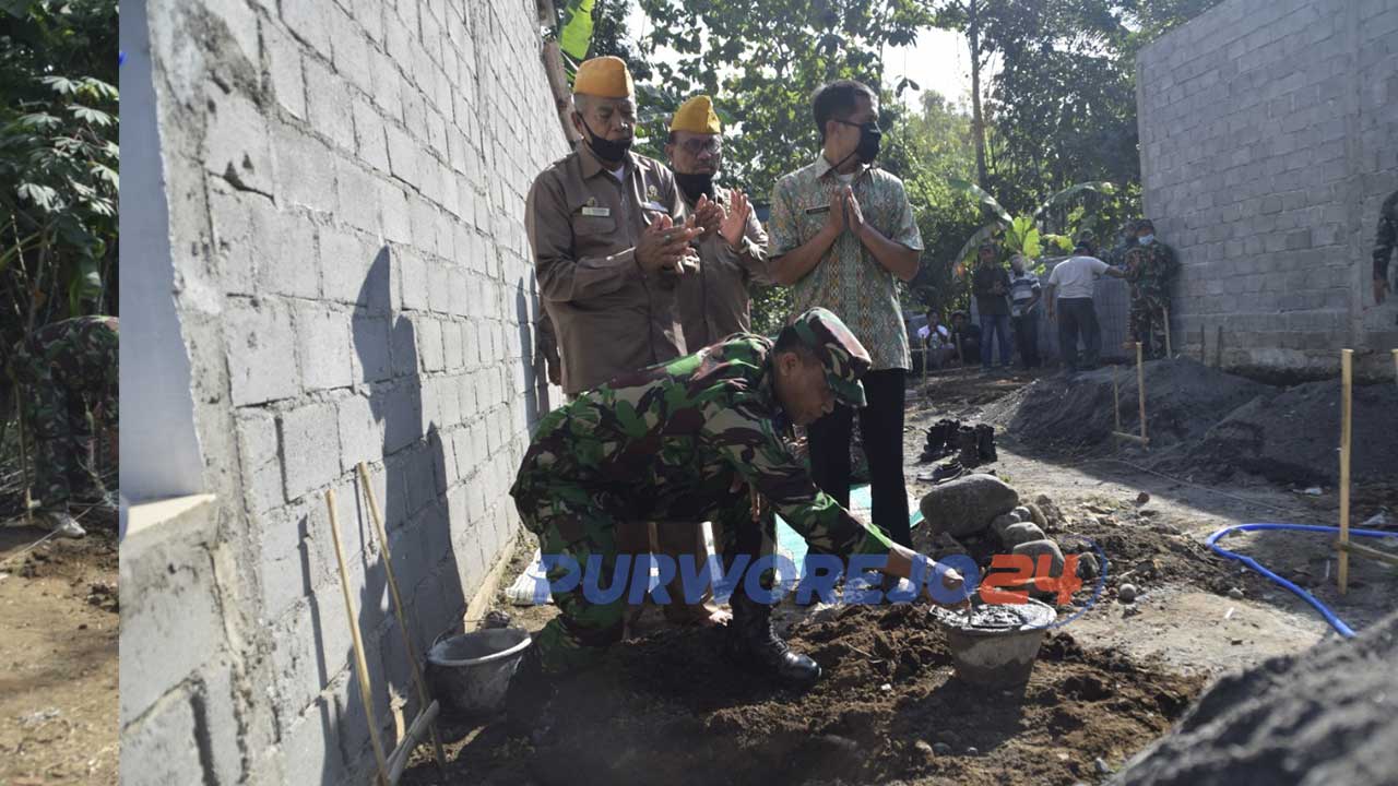 Personel koim 0708 mengglar aksi sosial berupa membangun rumah layak huni kepada salah satu Veteran di Purworejo