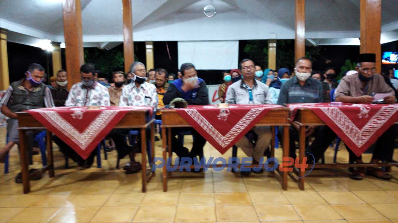 Pertemuan warga di balai pertemuan warga desa Kemanukan.(10/7/2020)