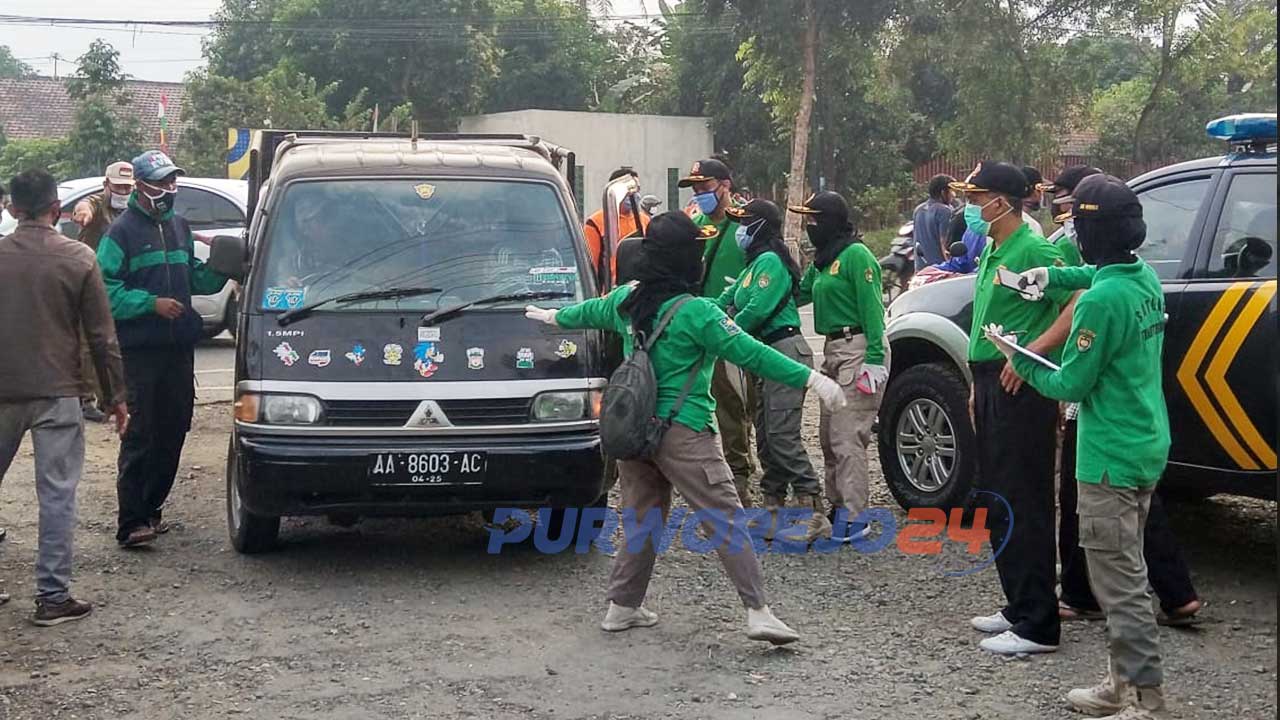Petugas gabungan mencegat kendaraan yang masuk ke Pasar Hewan Dukuhrejo, Purworejo.