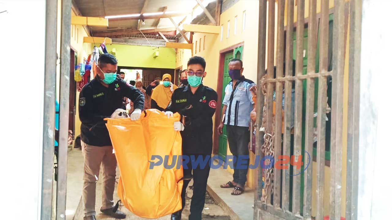 Polisi mengevakuasi mayat bayi di sebuah rumah kos Kelurahan Sindurjan, Senin (18/5/2020) lalu.