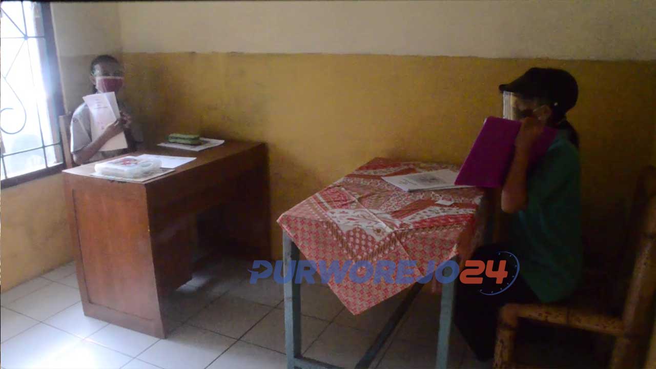 SD Mutiara menerapkan pemeblajaran dengan Home Visit, yaitu dengan mengunjungi satu persatu rumah siswa dan melakukan pembelajaran.