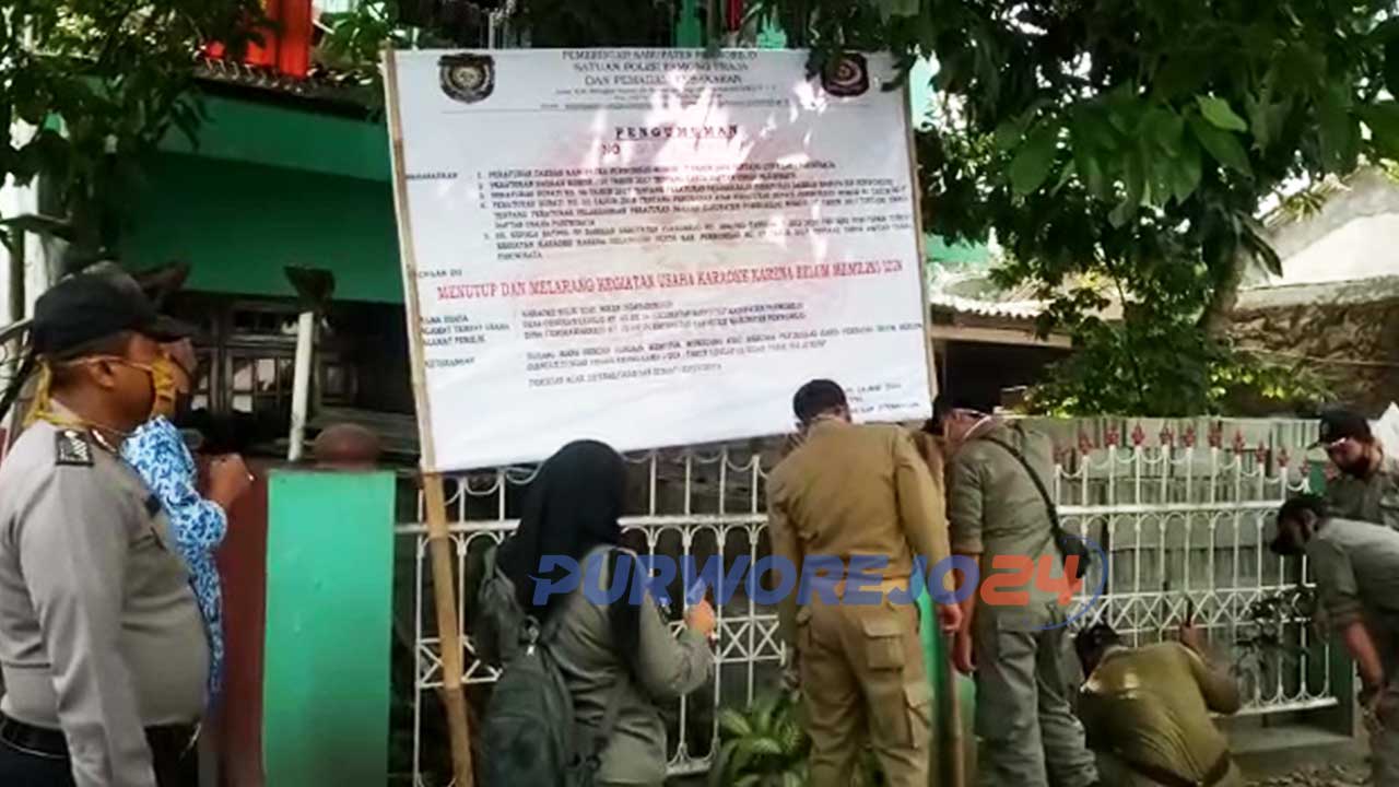 Satpol PP dan petugas gabungan melakukan penyegelen tempat karaoke dan tempat kos d desa Cengkawakrejo, Banyuurip.(Dok. 14/7/2020)