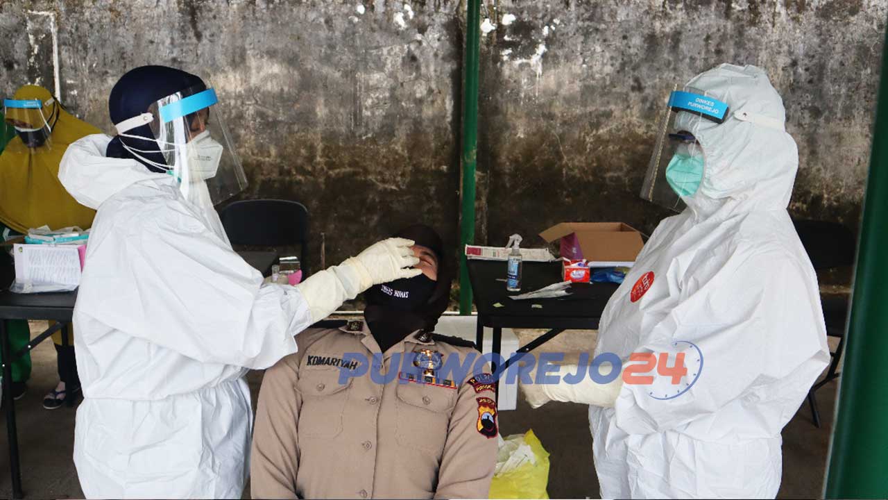 Seratusan anggota Polres Purworejo menjalani Swab Test di Mapolres Puworejo (20/7/2020).