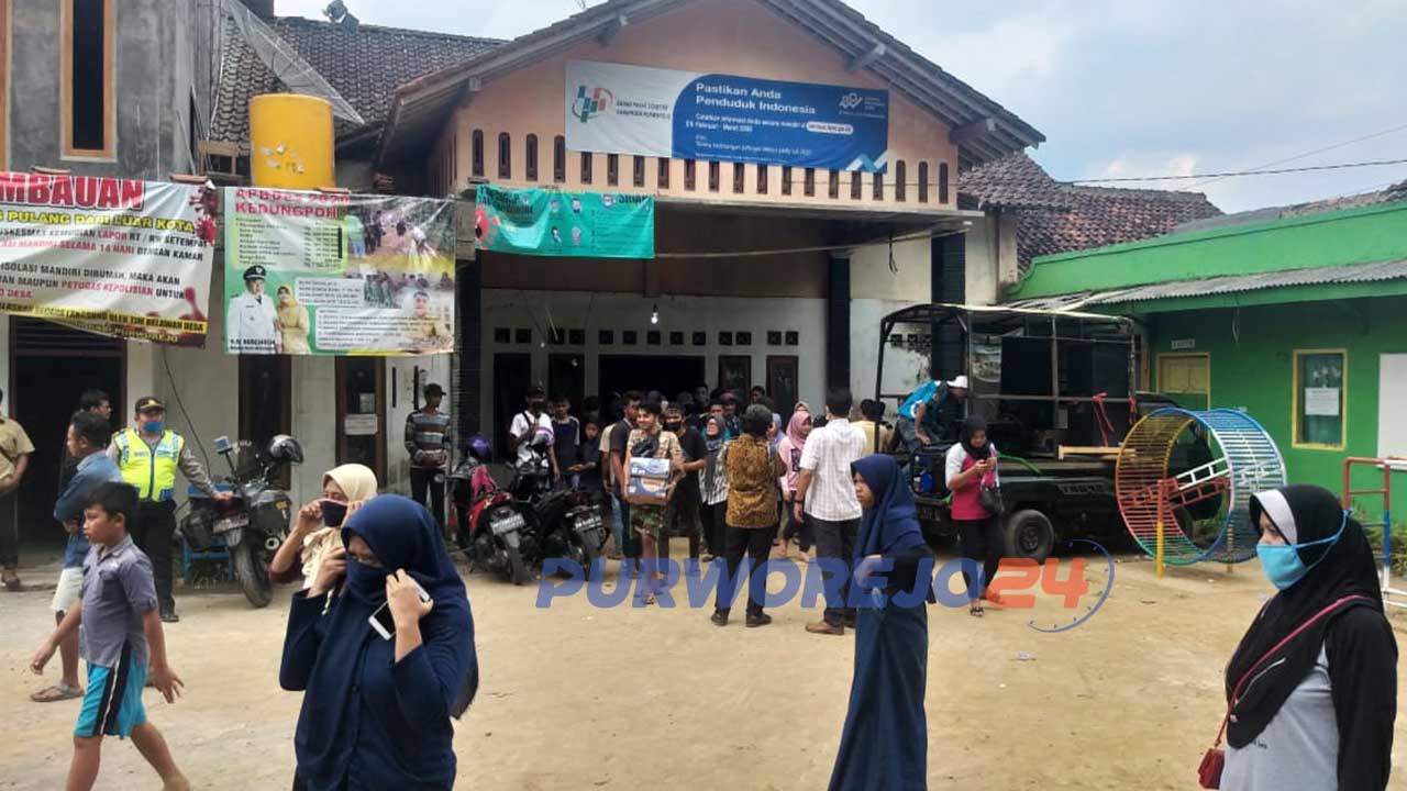 Seratusan warga desa Kedungpoh Kecamatan Loano, Purworejo Jawa Tengah berbondong-bondong mendatangi kantor desa. (3/7/2020)