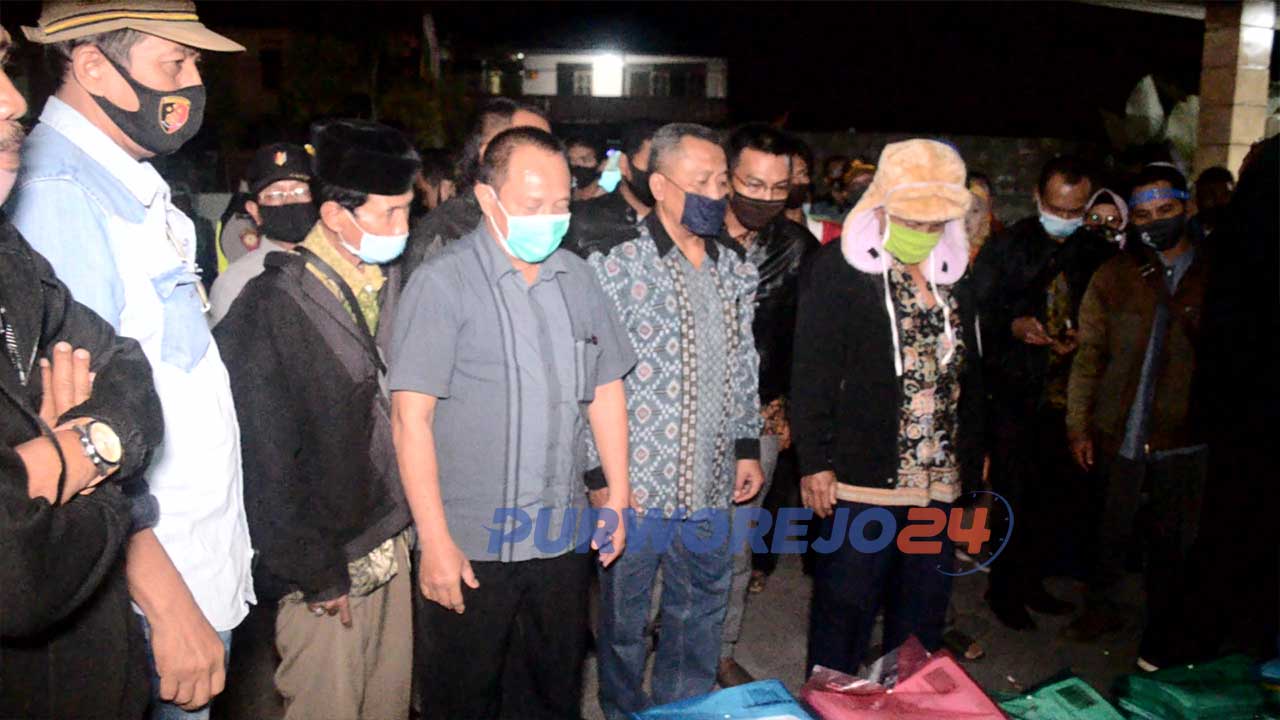 Bapaslon Independen Pilkada Purworejo Slamet Riyanto dan pasangannya meneyrahkan Syarat Dukungan Perbaikan ke KPU Purworejo, Senin (27/7/2020)