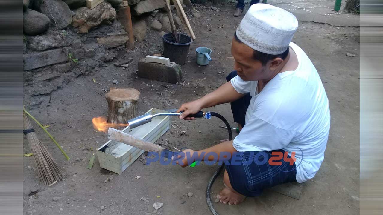 Surjono, salah seorang perajin golok asal desa Bener, Purworejo