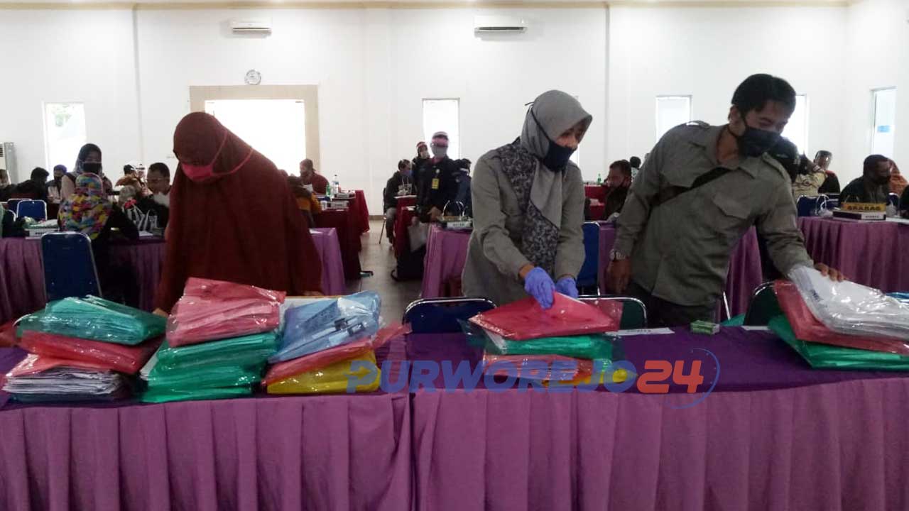 Susana proses penghitungan dokumen perbaikan dukungan bakal pasangan bakal calon bupati perseorangan atas nama Slamet Riyanto-Suyanto HS. (28/7/2020).