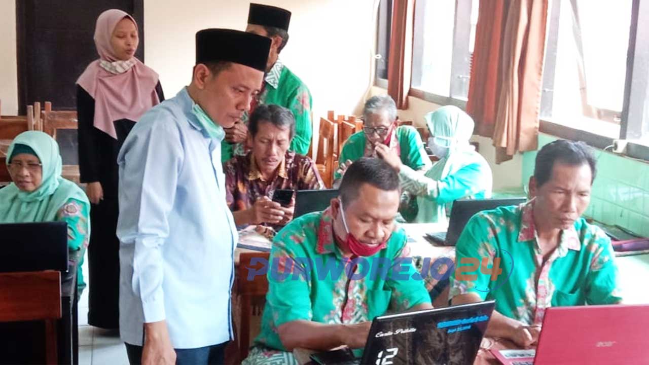 Workshop dan Sosialisasi Pembelajaran Daring dan Luring serta Asesmennya bagi guru di SMP Negeri 22 Purworejo, Kamis(9/7/2020)