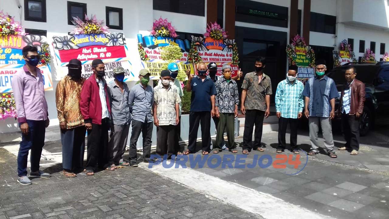 Belasan warga Desa Wero Kecamatan Ngombol, Purworejo mendatangi kantor Kejari Purworejo, untuk melaporkan Kades Wero. Kamis (23/7/2020).