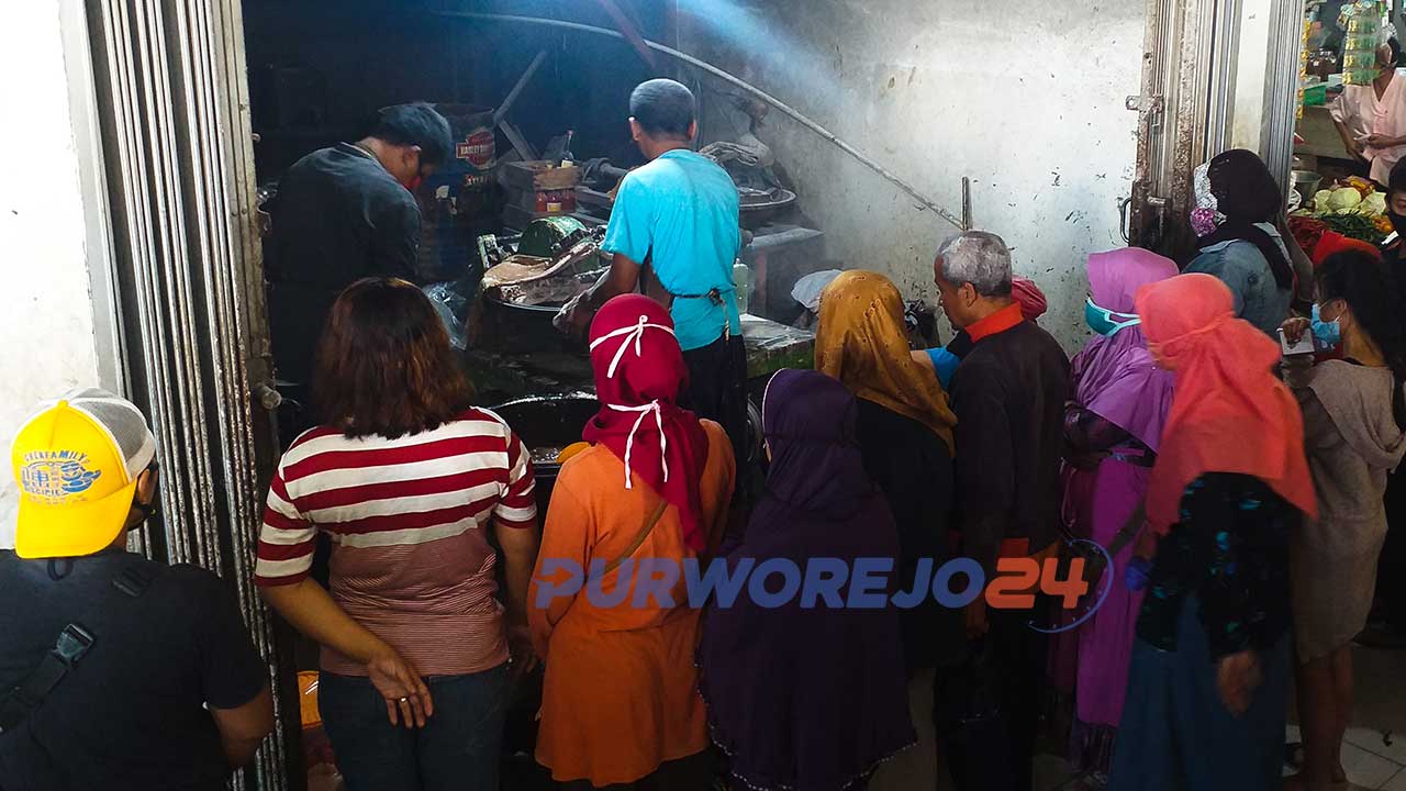 Antrean di penggilingan daging Pasar Baledono