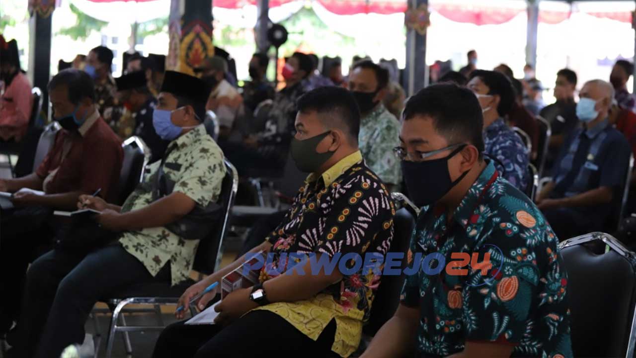 Bupati Purworejo saat Sosialisasi Bantuan Keuangan Kepada Pemerintah Desa, di Pendopo Kabupaten Purworejo, pada Selasa (11/08/2020).