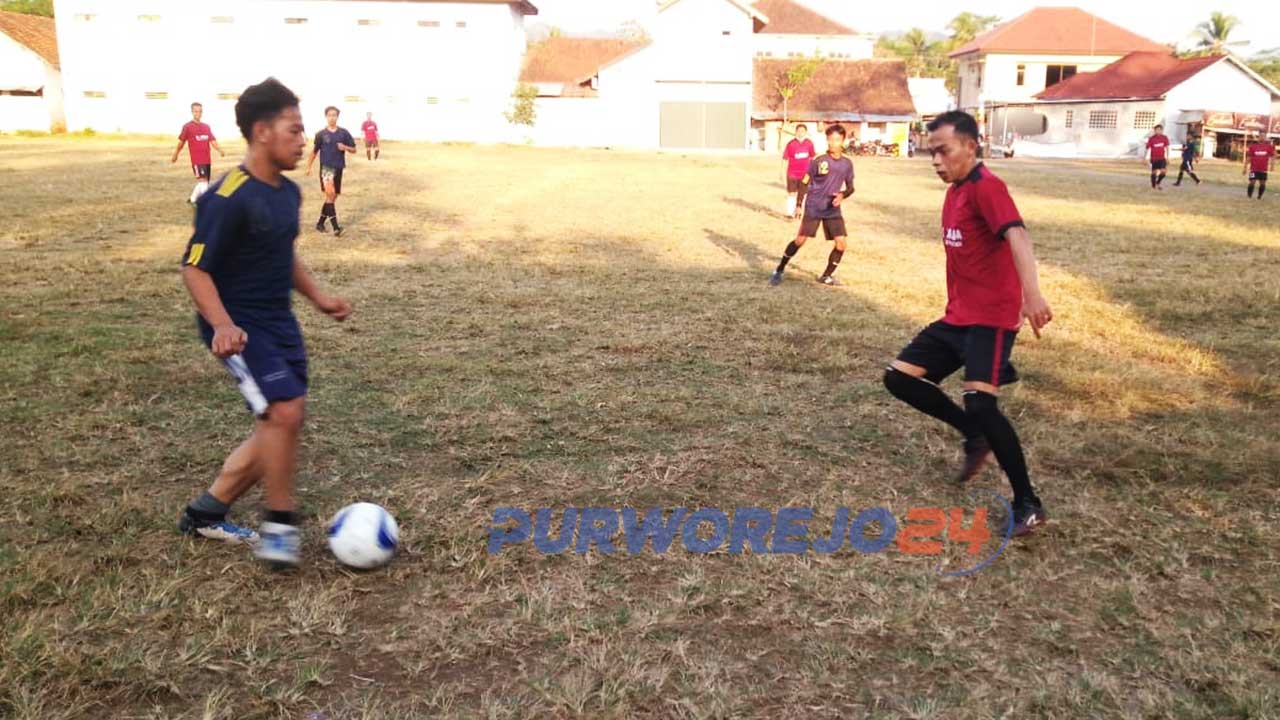 Laga persahabatan sepak bola antara klub Batatama FC Kaliboto dan anggota DPRD Purworejo di Lapangan Kaliboto Kecamatan Bener, Jumat (21/8/2020)