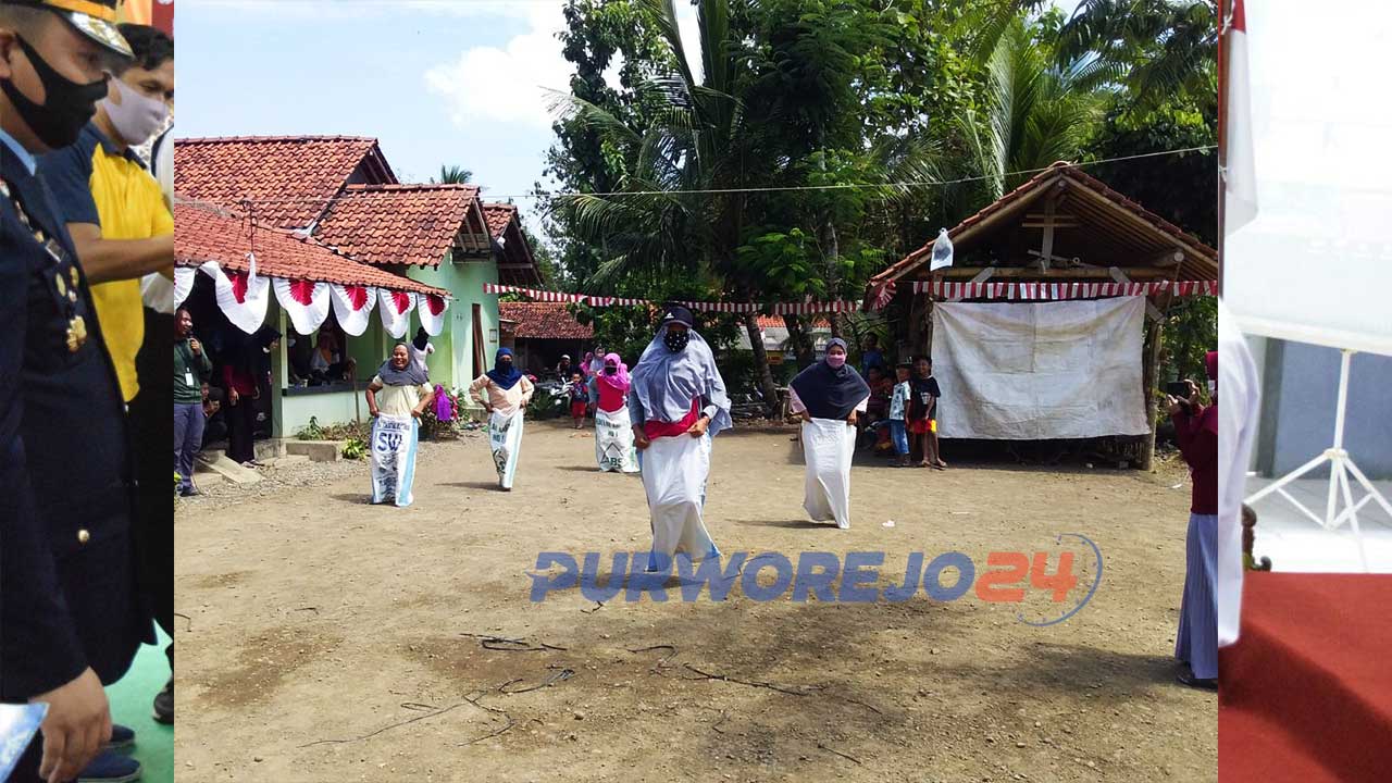 Lomba balap karung dalam peringatan HUT RI di dusun Ngabean Desa Ganggeng, Kabupaten Purworejo
