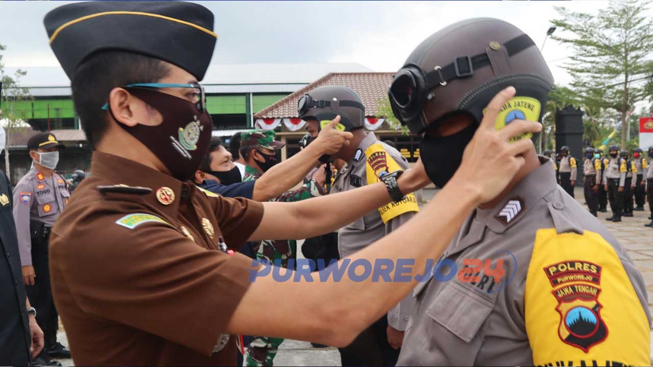 Perwakilan Kajari Purworejo memakaikan helm dan tas ransel kepada 5 bhabinkamtibmas terbaik Polres Purworejo, Rabu (05/08/2020).