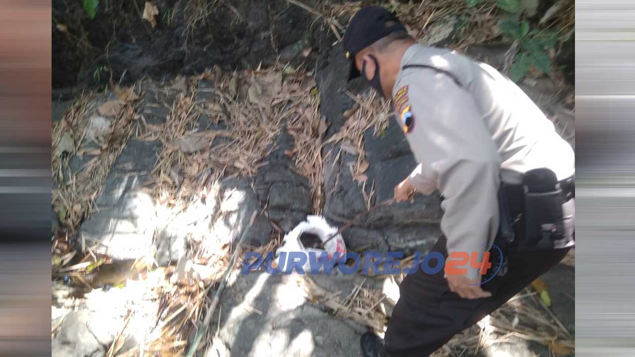 Petugas polsek Bener memeriksa sosok benda yang awalnya diduga mayat bayi.