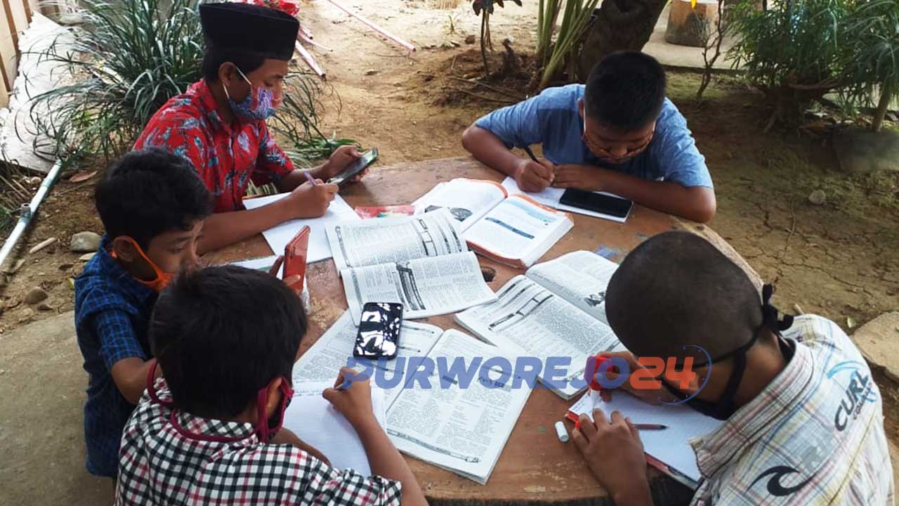 Sejumlah siswa memanfaatkan wifi gratis di Desa Krandegan untuk belajar.