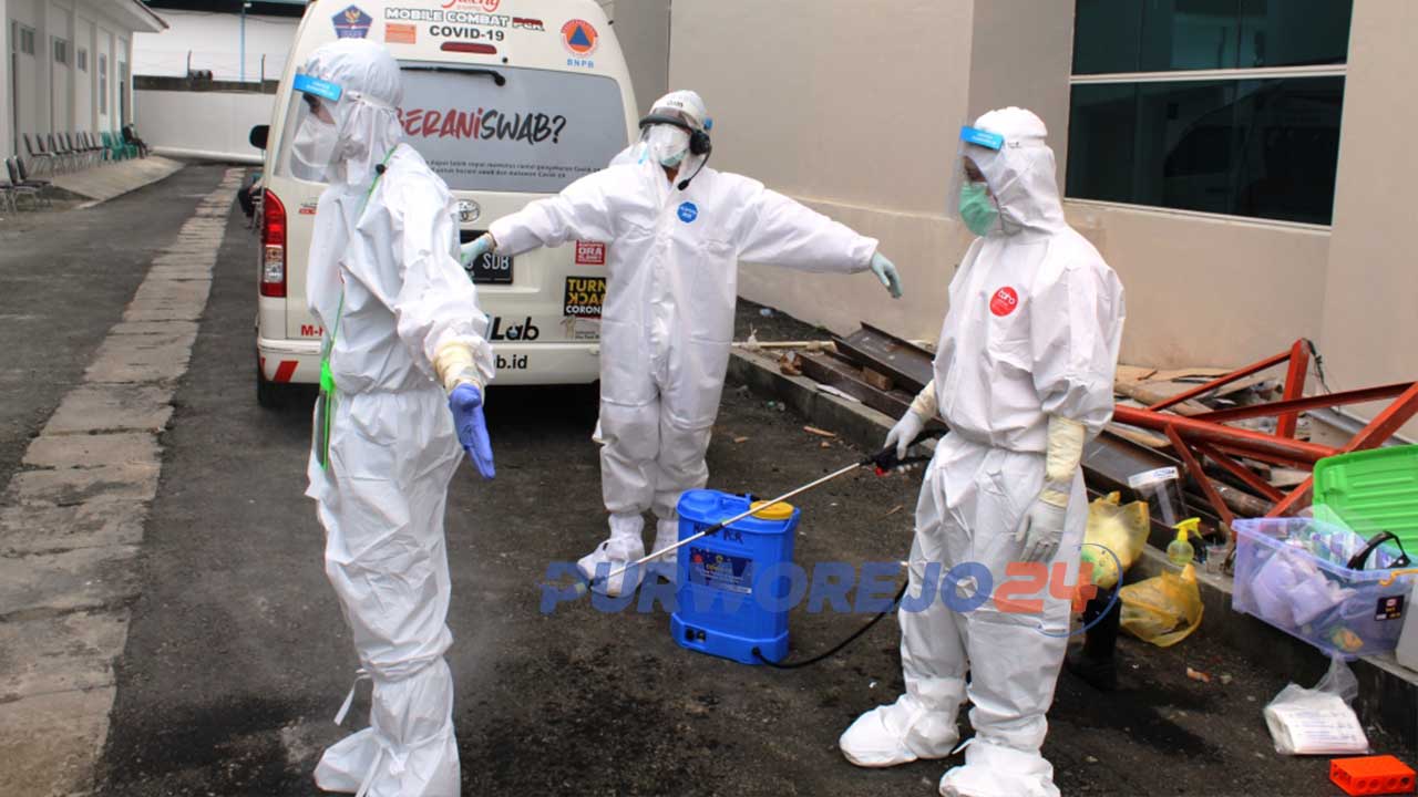 Tim Mobile PCR saat akan melakukan Swab Test.